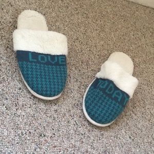 Mint condition Life is Good brand slippers
